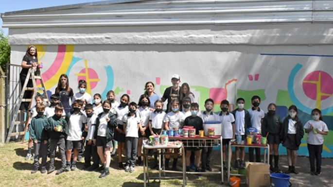 Mario Lange pintó un mural junto a los alumnos de El Caminante