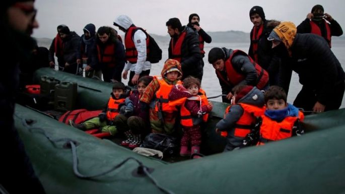 Hay 27 muertos tras naufragio de un barco de inmigrantes en el Canal de la Mancha