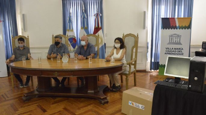 Entregaron 5 computadoras "recicladas" a escuelas rurales y a un centro vecinal