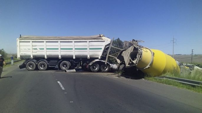 Murió un chofer en un tremendo choque entre dos camiones
