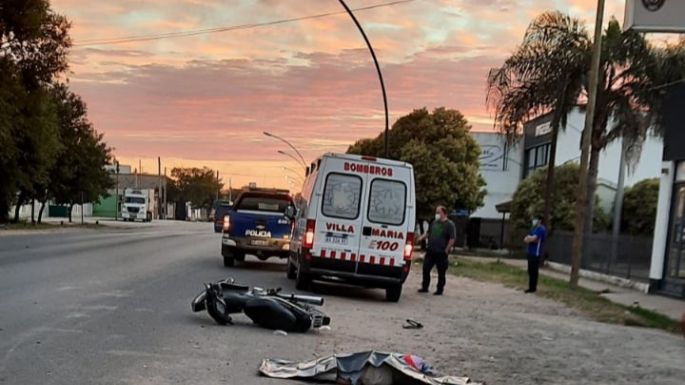 Falleció un joven tras impactar con su moto contra un poste y caer al pavimento