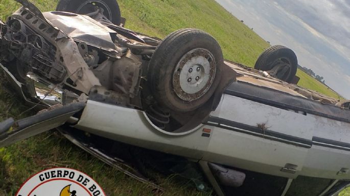 Vuelco en la autopista: el conductor terminó con lesiones leves en un brazo