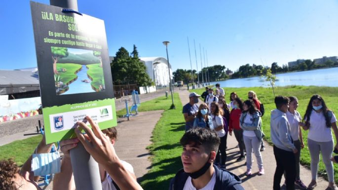Estudiantes del colegio San Antonio colocaron carteles de concientización ambiental