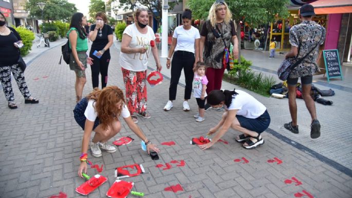 La peatonal se llenó de Zapatos Rojos