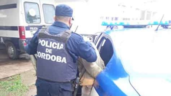 Iban en moto y escaparon de un control