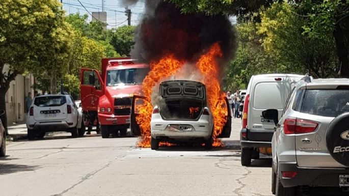 [Vídeos] Se incendió un auto en plena calle