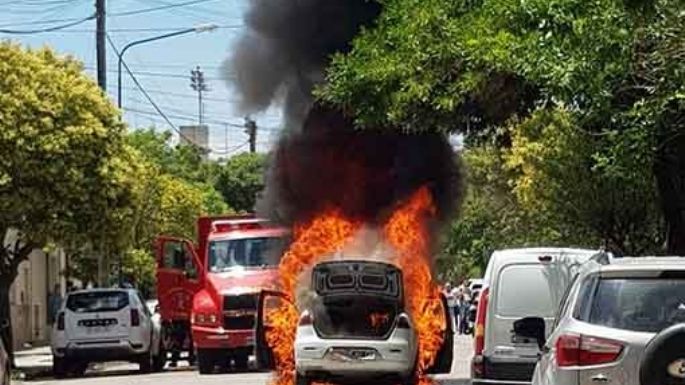 Taxi en llamas y tres motociclistas heridos