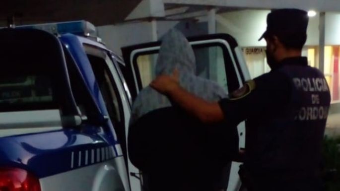 Policía detenido por agredir a la ex
