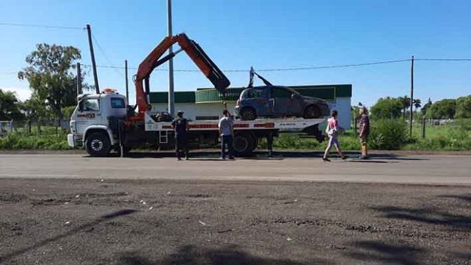 Un auto se cayó a una zanja originada por una obra municipal