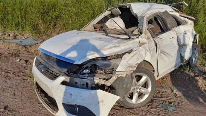 Un menor herido al volcar en un camino rural