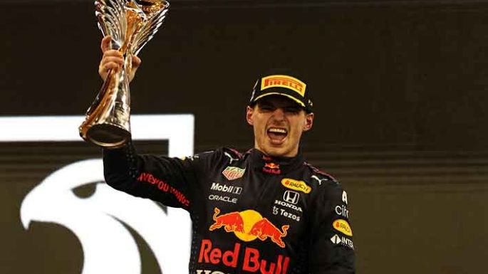 Verstappen pasó a Hamilton en la última vuelta y es el nuevo campeón
