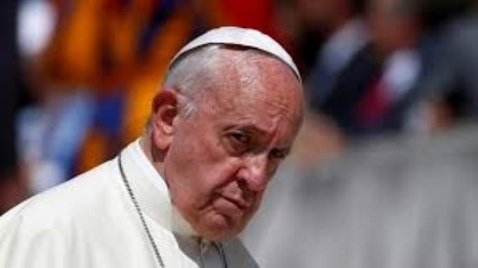 Francisco celebra con refugiados