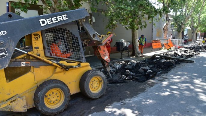 Bacheo en las dársenas de estacionamiento de la calle Lisandro de la Torre