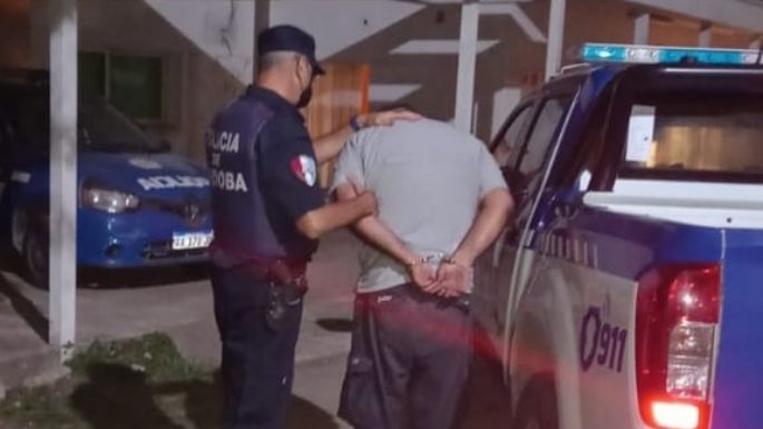 Detenido por golpear con un palo de escoba a su vecina