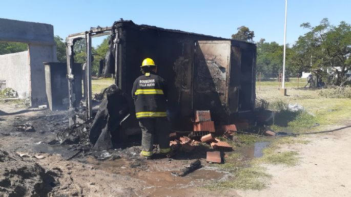 Ardió un container con aberturas de madera en Villa Nueva
