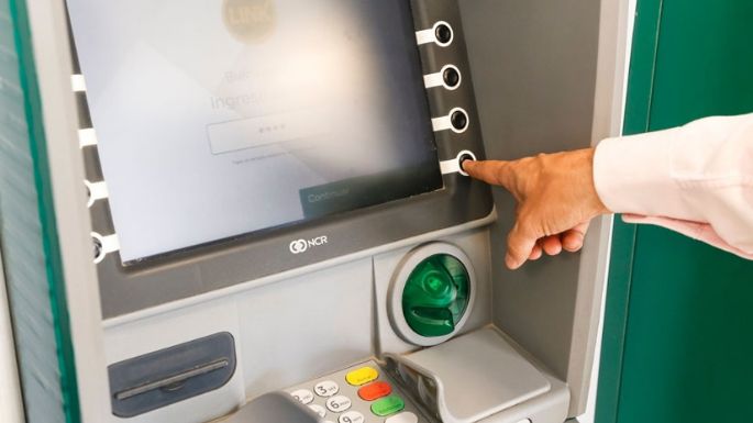Hay menos retiro de efectivo por cajeros y crece el uso de tarjetas de débito