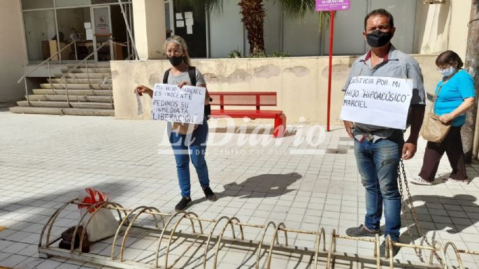 Hombre se encadenó frente a Tribunales para pedir la liberación de su hijo
