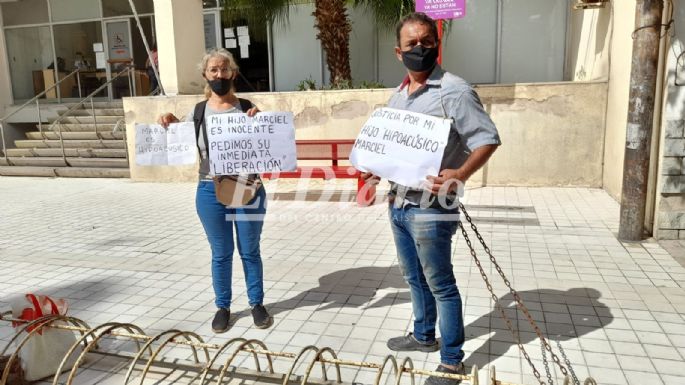 Hombre se encadenó frente a Tribunales para pedir la liberación de su hijo