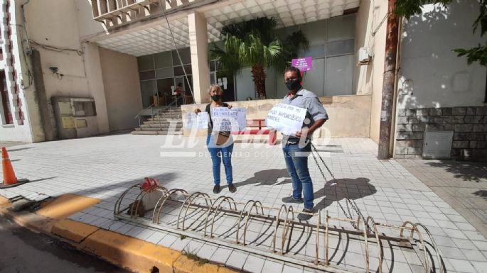 Hombre se encadenó frente a Tribunales para pedir la liberación de su hijo