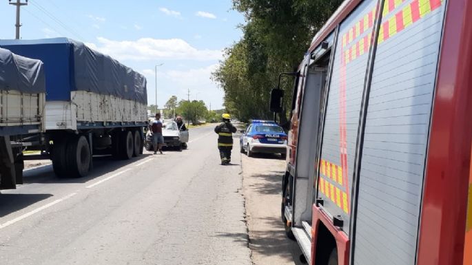 Bomberos rescataron a una persona atrapada en un auto tras un accidente con un camión