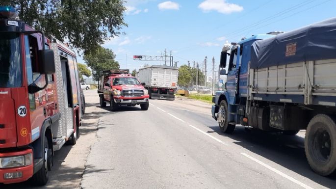 Bomberos rescataron a una persona atrapada en un auto tras un accidente con un camión