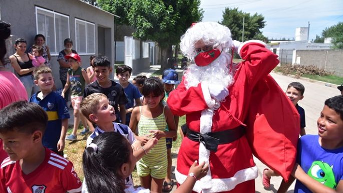 Papá Noel comenzó su recorrido por los barrios