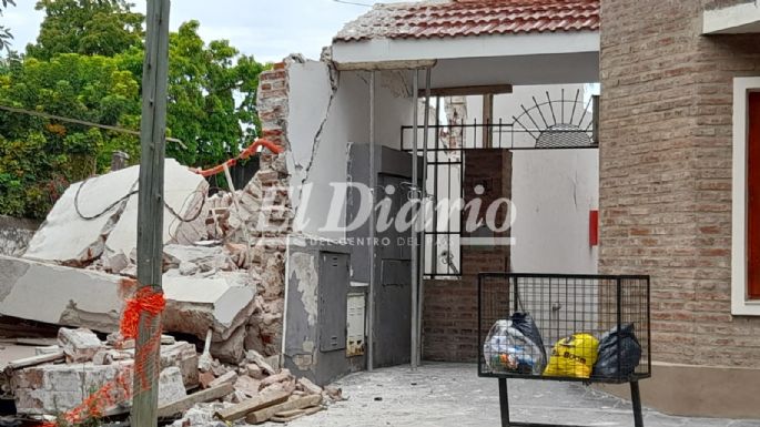 Derrumbaban una vivienda y voltearon accidentalmente la pared del vecino