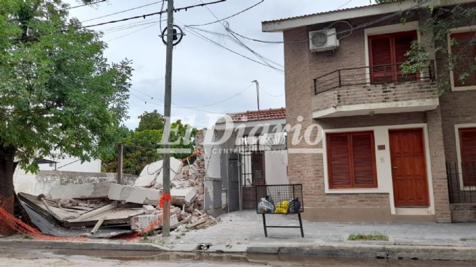 Derrumbaban una vivienda y voltearon accidentalmente la pared del vecino