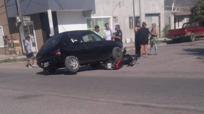 Chocaron una moto y un automóvil en la esquina de Mendoza y Azcuénaga