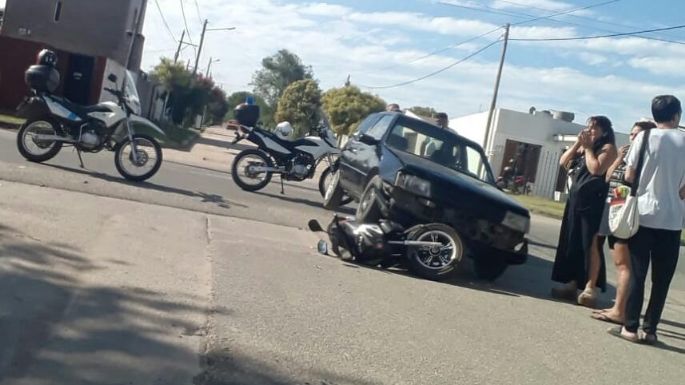 Chocaron una moto y un automóvil en la esquina de Mendoza y Azcuénaga