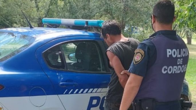 Un hombre fue detenido tras exhibir su pene y tocarse frente a una joven