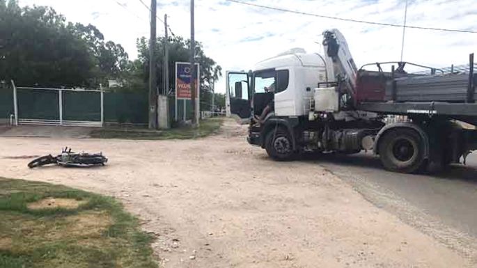 Murió un joven motociclista al chocar contra un camión