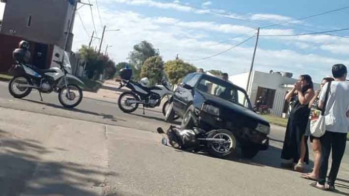 Una moto terminó bajo un camión y otra quedó aprisionada por un auto