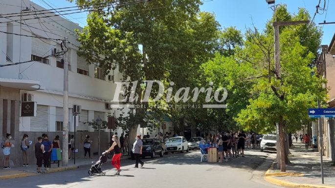 Por la cantidad de gente que fue a testearse, colocaron puestos de atención por la calle