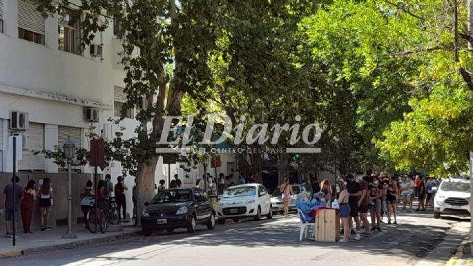 Por la cantidad de gente que fue a testearse, colocaron puestos de atención por la calle