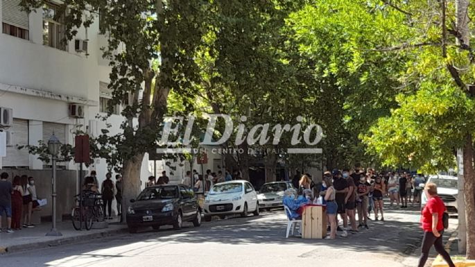 Por la cantidad de gente que fue a testearse, colocaron puestos de atención por la calle