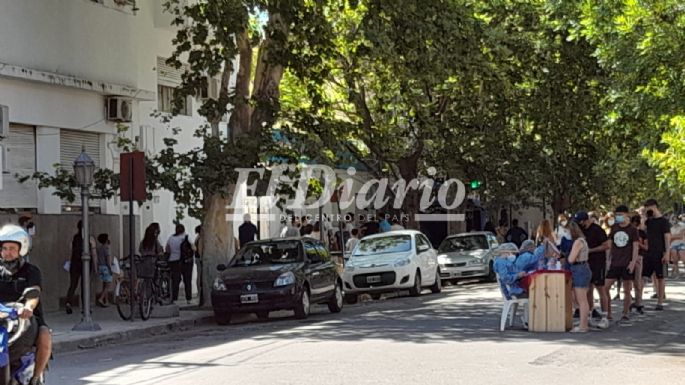 Por la cantidad de gente que fue a testearse, colocaron puestos de atención por la calle