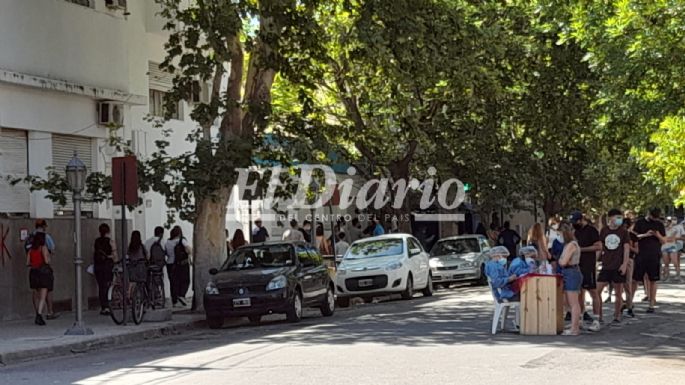 Por la cantidad de gente que fue a testearse, colocaron puestos de atención por la calle