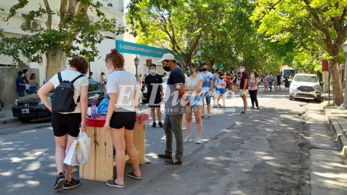 Por la cantidad de gente que fue a testearse, colocaron puestos de atención por la calle