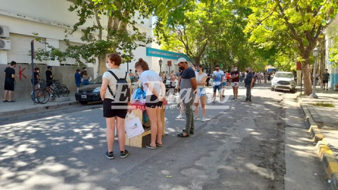 Por la cantidad de gente que fue a testearse, colocaron puestos de atención por la calle