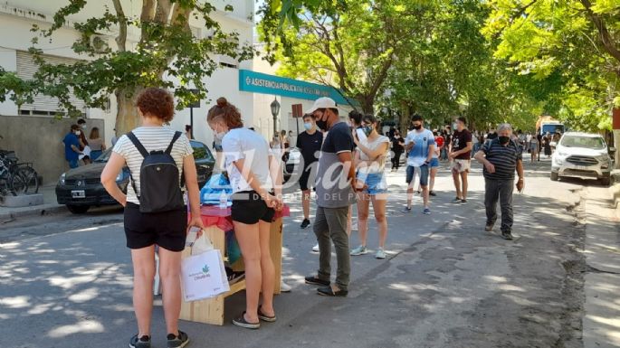 Por la cantidad de gente que fue a testearse, colocaron puestos de atención por la calle