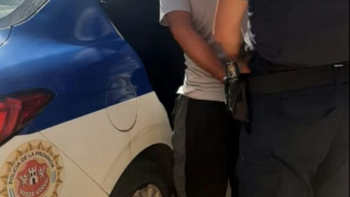 Una pareja fue detenida por amenazar con un arma a una mujer