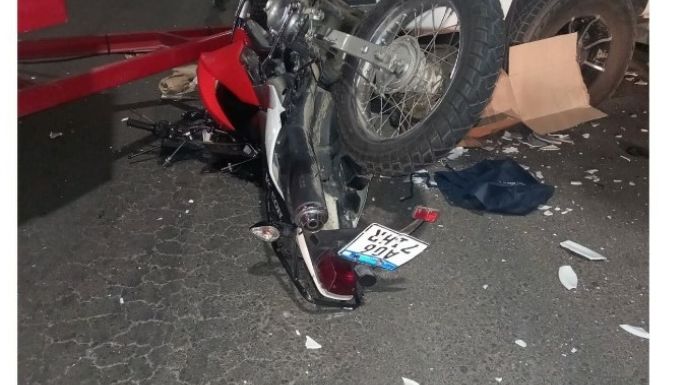 Un motociclista sufrió la fractura de su mano derecha al chocar contra una camioneta