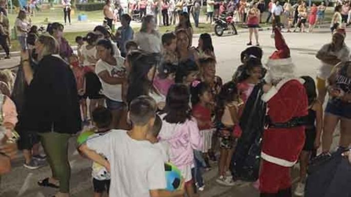 Papá Noel entregó juguetes