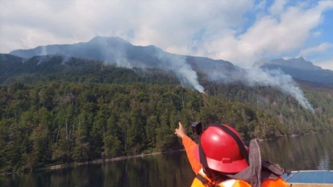 Continúan combatiendo los incendios forestales en la Patagonia