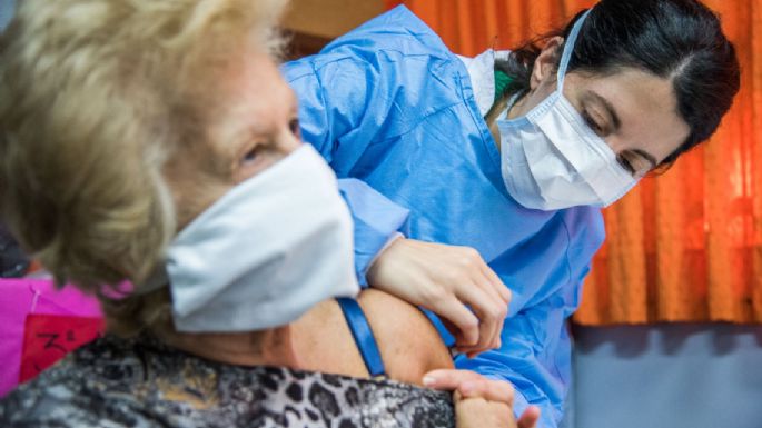 Consenso para reforzar a los 4 meses la vacunación al personal de salud y a los mayores de 60