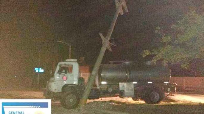 Un camión chocó contra un poste y causó un corte de luz: el conductor estaba borracho