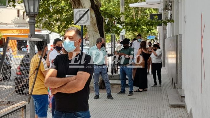 Larga fila en la Asistencia Pública para vacunarse