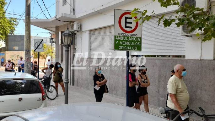 Larga fila en la Asistencia Pública para vacunarse