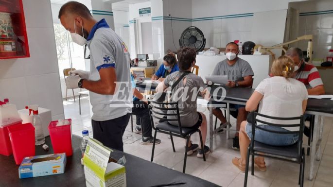 Larga fila en la Asistencia Pública para vacunarse